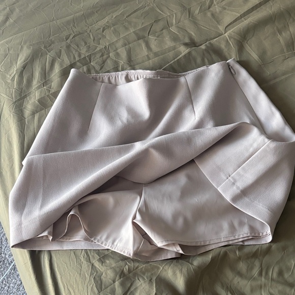 Abercrombie light tan Women's Mini Skort - Picture 2 of 3